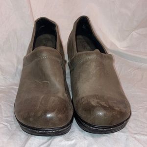 b.o.c. gray/tan clogs sz 9
